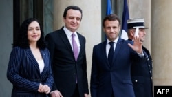 Predsednica Kosova Vjosa Osmani, tadašnji premijer Aljbin Kurti i predsednik Francuske Emanuel Makron (foto-arhiv)