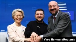 ევროკომისიის თავმჯდომარე, ურზულა ფონ დერ ლაიენი, ევროპული საბჭოს თავმჯდომარე, შარლ მიშელი და უკრაინის პრეზიდენტი ვოლოდიმ ზელენსკი ბრიუსელში გამართული პრესკონფერენციის შემდეგ. 9 თებერვალი, 2023 წელი