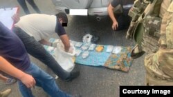  Ооганстанда өндүрүлгөн «чарс» маңзатын ташыган унаа кармалган учур. Август, 2022-жыл. (Сүрөт УКМКга таандык).