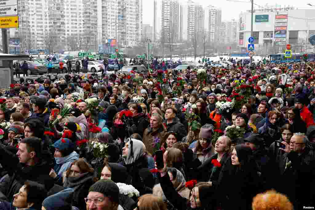 Коштошуу үчүн миңдеген адамдар келди.&nbsp;