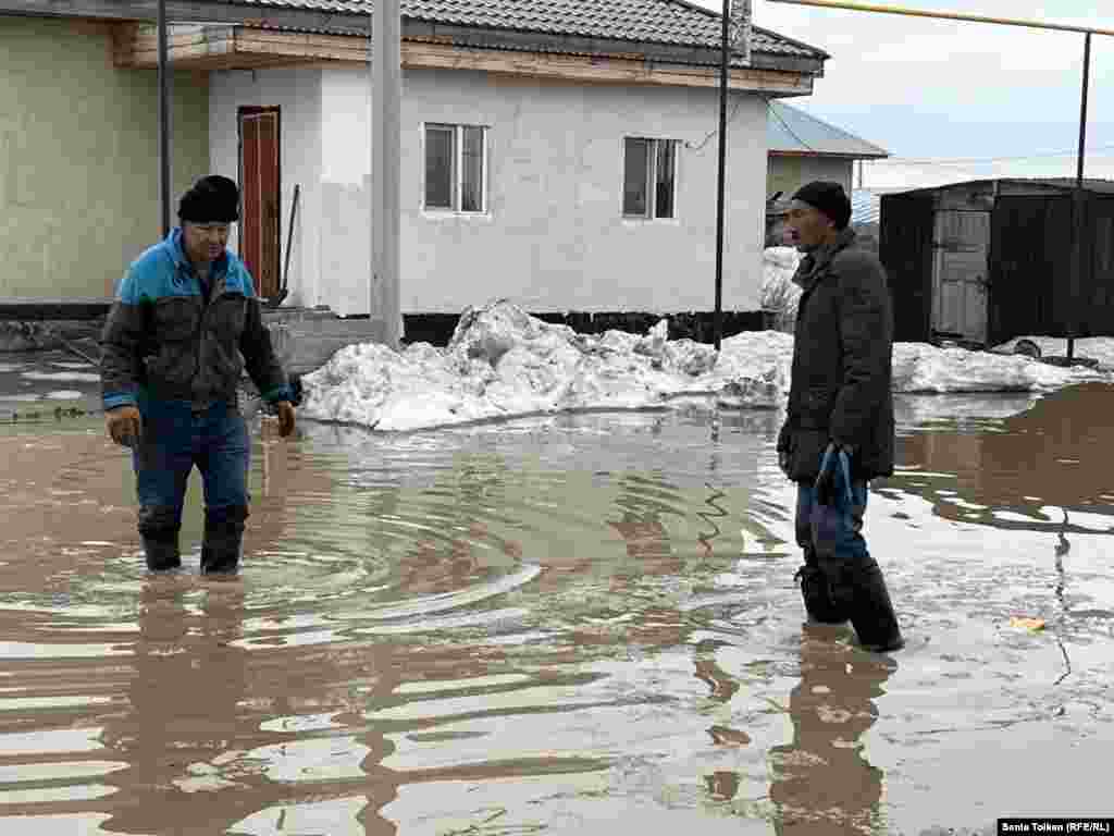  Коянды айылынын тургундары суу кечип турушат..Шаар четиндеги конуш бир нече күндөн бери суу ташкыны менен күрөшүүдө.&nbsp;Айылдагылар бийликтин суу ташкындын кесепетин жоюу иштерине нааразы болуп көчөнү буушту. Алты кишиге &quot;мыйзамсыз митингге&quot; чыкканы үчүн айып пул салынды. 27-март, 2024-жыл.&nbsp; &nbsp; 