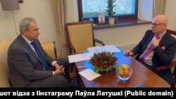 Павел Латушка і віцэ-маршалак Сэнату Польшчы Міхал Камінскі. Скрыншот відэа з Інстаграму Паўла Латушкі.