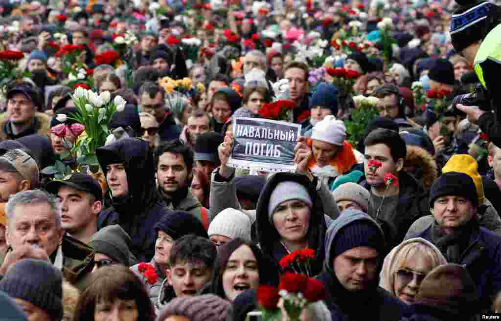 Алексейдин сөөгү жаткан табытты кабырга&nbsp;Фрэнк Синатрдын My way ырынын музыкасынын коштоосунда салышты. Саясатчы Леонид Волков түз эфирде My way ырын Алексей Навальный сүйүп укканын айтты.&nbsp; &nbsp;