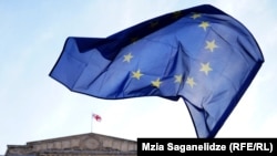 ევროკავშირის და საქართველოს დროშები