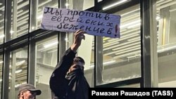 მაჰაჩყალის აეროპორტში 29 ოქტომბერს გამართული ანტისემიტური აქციის მონაწილეს უჭირავს პლაკატი წარწერით: „ჩვენ ვეწინააღმდეგებით ებრაელ ლტოლვილებს"