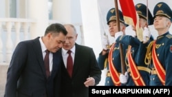 ყირგიზეთის პრეზიდენტმა, სადირ ჟაპაროვმა (მარცხნივ), ორ აპრილს ხელი მოაწერა კანონს "უცხოეთის წარმომადგენლების" შესახებ. დამოუკიდებელი დამკვირვებლების თანახმად, კანონი დიდწილად რუსული ანალოგის შინაარსს იმეორებს.