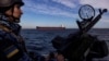Кара деңизде жүк ташуучу кеме өтүп баратканда кайгуулда турган украин аскери. 7-февраль, 2024-жыл