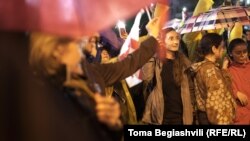 თან პროტესტი, თან მოხალისეობა