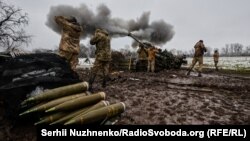 დასავლური წარმოების 155-მილიმეტრიანი M-777 ჰაუბიცა მოქმედებაში. დონეცკის რეგიონში, 2022 წლის ნოემბერი