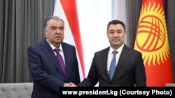 Президент Таджикистана Эмомали Рахмон (слева) и президент Кыргызстана Садыр Жапаров.  Чолпон-Ата, 2 июня 2023 года.