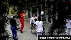 Për banorët e strehimores në Shtime kujdesen 10 persona të kualifikuar.