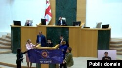 საქართველოს პარლამენტი, 2023 წლის 20 სექტემბერი, თეა წულუკიანის სიტყვით გამოსვლისას ოპოზიციონერმა დეპუტატებმა გაშალეს ბანერი