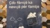 Një baner me mbishkrimin: "Çdo fëmijë ka nevojë për familje" shihet në hyrje të një konference për strehimin e fëmijëve në Prishtinë, 12 dhjetor 2023.