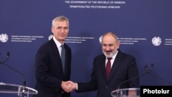 ნიკოლ ფაშინიანი და იენს სტოლტენბერგი ერევანში. 2024 წლის 19 მარტი.