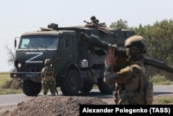 Военнослужащие ВС РФ во время сопровождения колонны российской военной техники на оккупированной части Запорожской области. Архивное фото