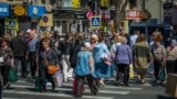 По словам представителя профсоюзов, неравенство зарплат встречается даже в сферах, где 80% сотрудников – женщины.