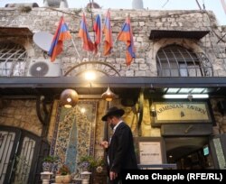 Հրեա տղամարդն անցնում է Հայկական թաղամասի պանդոկի մոտով