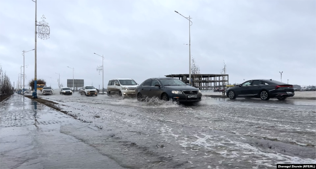 Жума күнү кечинде элди эвакуация кылуу иши башталган. Жашоочулардын көбү мектепке жайгаштырылган. &nbsp;