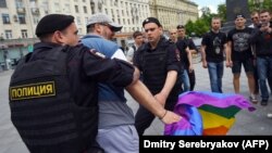რუსეთის სპეცდანიშნულების რაზმი ლგბტ უფლებების დამცველი აქტივისტების საპროტესტო აქციას არბევენ. მოსკოვი, 30 მაისი, 2015.