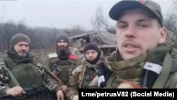 Российские военные из батальона «Крым», впереди боец с игрушкой Чебурашка