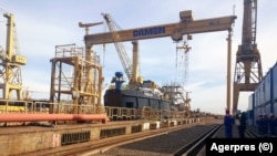 Deși muncitorii au revenit pe șantierul naval din Mangalia și sunt căutați spre a fi angajați alte câteva sute, viitorul companiei la care statul român e acționar majoritar rămâne incert.