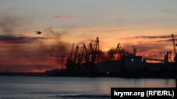 Ілюстраційне фото. Дим над портом Феодосії в окупованому Криму після удару по кораблю «Новочеркаськ», 2023 рік