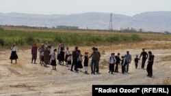 Юные жители Бахористона должны идти до школы 10 км  