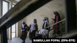 ارشیف: په کابل کې د نجونو د یوه ښوونځي زده‌کوونکې. طالبانو دا مهال په ټول افغانستان کې له شپږم ټولګي پورته د نجونو پر زده‌کړو بندیز لګولی دی.