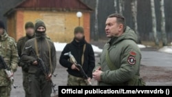 Намесьнік міністра ўнутраных справаў Мікалай Карпянкоў з шаўронам ПВК "Вагнэр" на трэніроўцы беларускіх вайскоўцаў, 22 сьнежня 2023