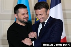 მაკრონი და უკრაინის პრეზიდენტი ვოლოდიმირ ზელენსკი პარიზში, 16 თებერვალს უსაფრთხოების ორმხრივი შეთანხმების ხელის მოწერის შემდეგ.