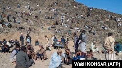له پاکستانه ایستل شوي افغانان په تورخم کې افغانستان ته د اوښتو انتظار کوي. November 12, 2023