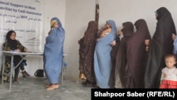 ارشیف: د ډبلیو ایف پي د مرستې د تر لاسه کولو په موخه یو شمېر ښځو لیکه جوړه کړې ده.