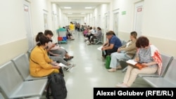 Oameni care stau în rând la Institutul Oncologic. Poză simbol