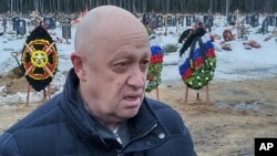"ვაგნერის" დამფუძნებელი ევგენი პრიგოჟინი თავის მიერ დაქირავებული პატიმრის, უკრაინის ომში დაღუპული, დიმიტრი მენშიკოვის დაკრძალვაზე. სანქტ-პეტერბურგი. 2022 წლის 24 დეკემბერი