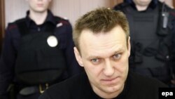 Ресейлік оппозиционер Алексей Навальный сотта отыр. Мәскеу, 30 наурыз 2017 жыл.