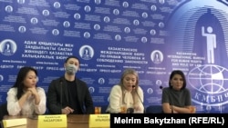 Адвокат Айнара Айдарханова (третья слева) на пресс-конференции в поддержку Айгерим Тлеужановой. Алматы, 26 декабря 2022 года