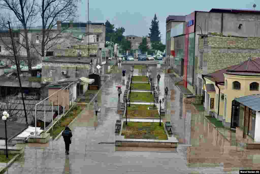 Տեսարան Ստեփանակերտի կենտրոնից, դեկտեմբերի 20: Դեկտեմբերի 19-ին Երևանում անհետաձգելի բաց սրտի վիրահատության նպատակով Լեռնային Ղարաբաղից և Լաչինի շրջափակման միջով տարհանվել է մի ծանր հիվանդ։