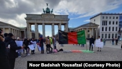 افغان‌ها در برلین جرمنی در ۱۰ اپریل ۲۰۲۲ علیه ممنوعیت تحصیل دختران اعتراض کردند، آرشیف