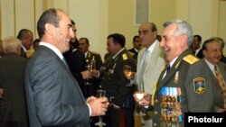 Бывший президент Армении Роберт  Кочарян (слева) и бывший министр обороны Микаэл Арутюнян (архив)