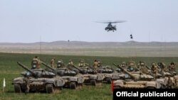 Казакстандын аскердик машыгуусу. Иллюстрациялык сүрөт.