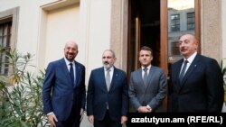 ევროპული საბჭოს პრეზიდენტი შარლ მიშელი, სომხეთის პრემიერ-მინისტრი ნიკოლ ფაშინიანი, საფრანგეთის პრეზიდენტი ემანუელ მაკრონი და აზერბაიჯანის პრეზიდენტი ილჰამ ალიევი. პრაღა, 2022 წლის 6 ოქტომბერი