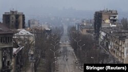 რუსეთის საოკუპაციო ძალების მიერ დაბომბილი სახლები. მარიუპოლი. 2022 წლის 3 აპრილი.