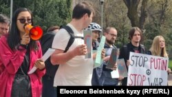 Украинадагы согушка каршы митингге чыккан жарандык активисттер. Бишкек. Горький паркы. 2-апрель, 2022-жыл.