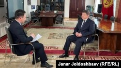 Акылбек Жапаровдун "Азаттыкка" маек берип жатканы учуру, 8-апрель, 2022-жыл.
