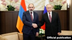 Премьер-министр Армении Никол Пашинян (слева) и президент России Владимир Путин 