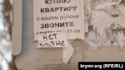 Антивоенные стикеры на домах 
