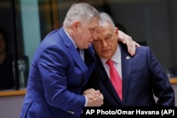 Прем'єр-міністр Словаччини Роберт Фіцо розмовляє з прем'єр-міністром Угорщини Віктором Орбаном під час круглого столу на саміті ЄС у Брюсселі, Бельгії, 20 березня 2025 року