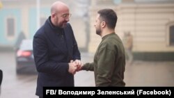 შარლ მიშელი, ევროპული საბჭოს პრეზიდენტი (მარცხნივ), ვოლოდიმირ ზელენსკი, უკრაინის პრეზიდენტი (მარჯვნივ) 