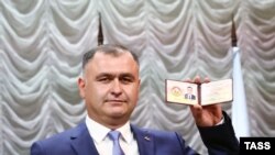 ალან გაგლოევი ე.წ. სამხრეთ ოსეთის რესპუბლიკის "პრეზიდენტის" მოწმობით. ცხინვალი, 2022 წლის 24 მაისი