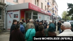 პენსიონრების რიგი ”ლიბერთი ბანკის” ფილიალთან რუსთავში